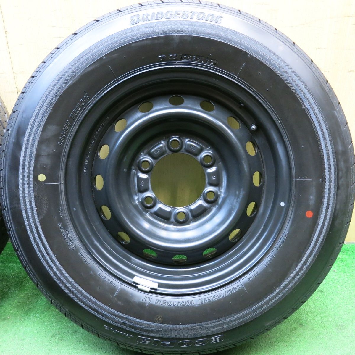 新車外し 23年 トヨタ ハイエース 純正 スチール 195 80R15 107 105N ブリヂストン エコピア RD613 15インチ PCD139.7 6H 5092107HAノ