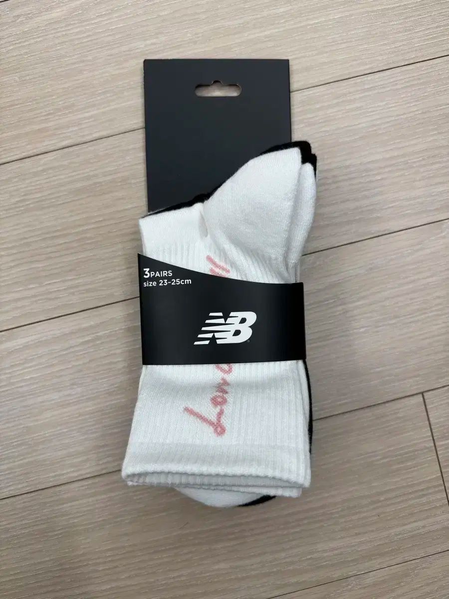 【雷市場（ポンジャン）商品韓国直送】 IU(アイユ) WORLD TOUR ワールドツアー ニューバランス 靴下 新品