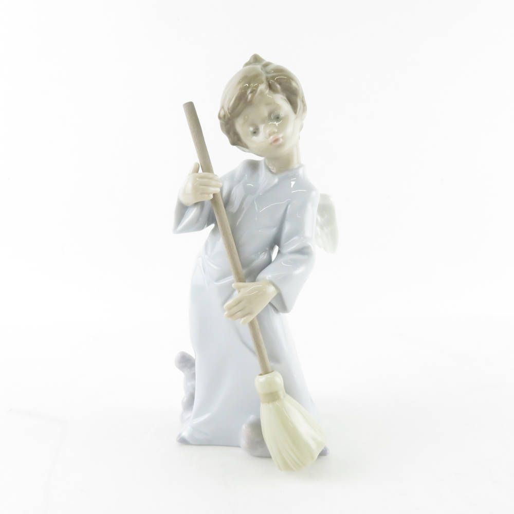 美品 LLADRO リヤドロ 5726 可愛い天使 雲を払う SWEEP AWAY THE CLOUDS フィギュリン 1点 掃き掃除 置物 陶器人形  西洋陶磁 オブジェ SU5864C - メルカリ