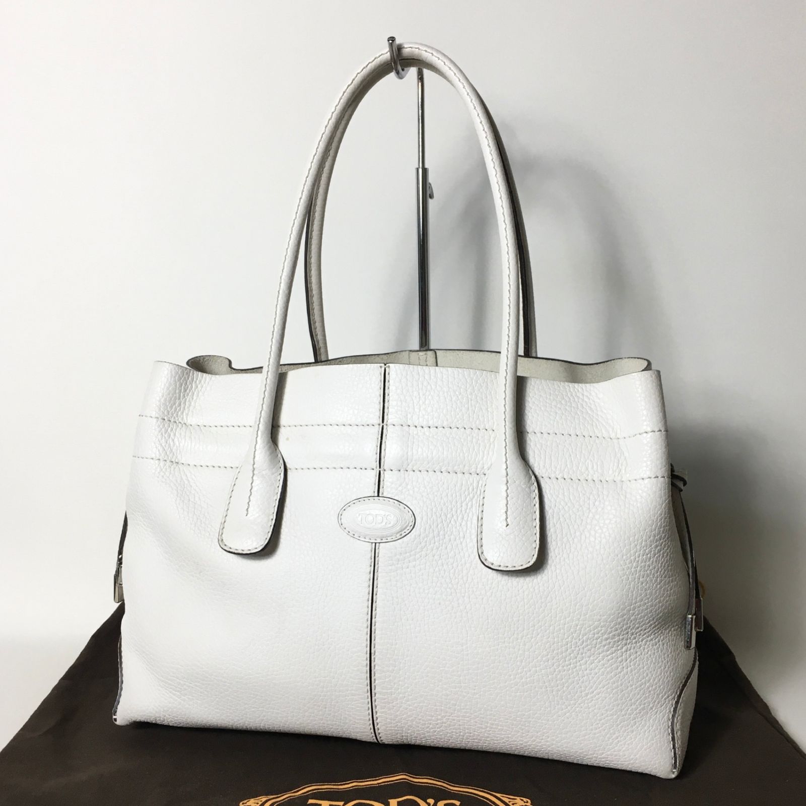 【極美品】 TOD’S スタッズ フラワートートバッグ ホワイト 保存袋付 極美品】 TOD'S スタッズ フラワートートバッグ ホワイト 保存袋