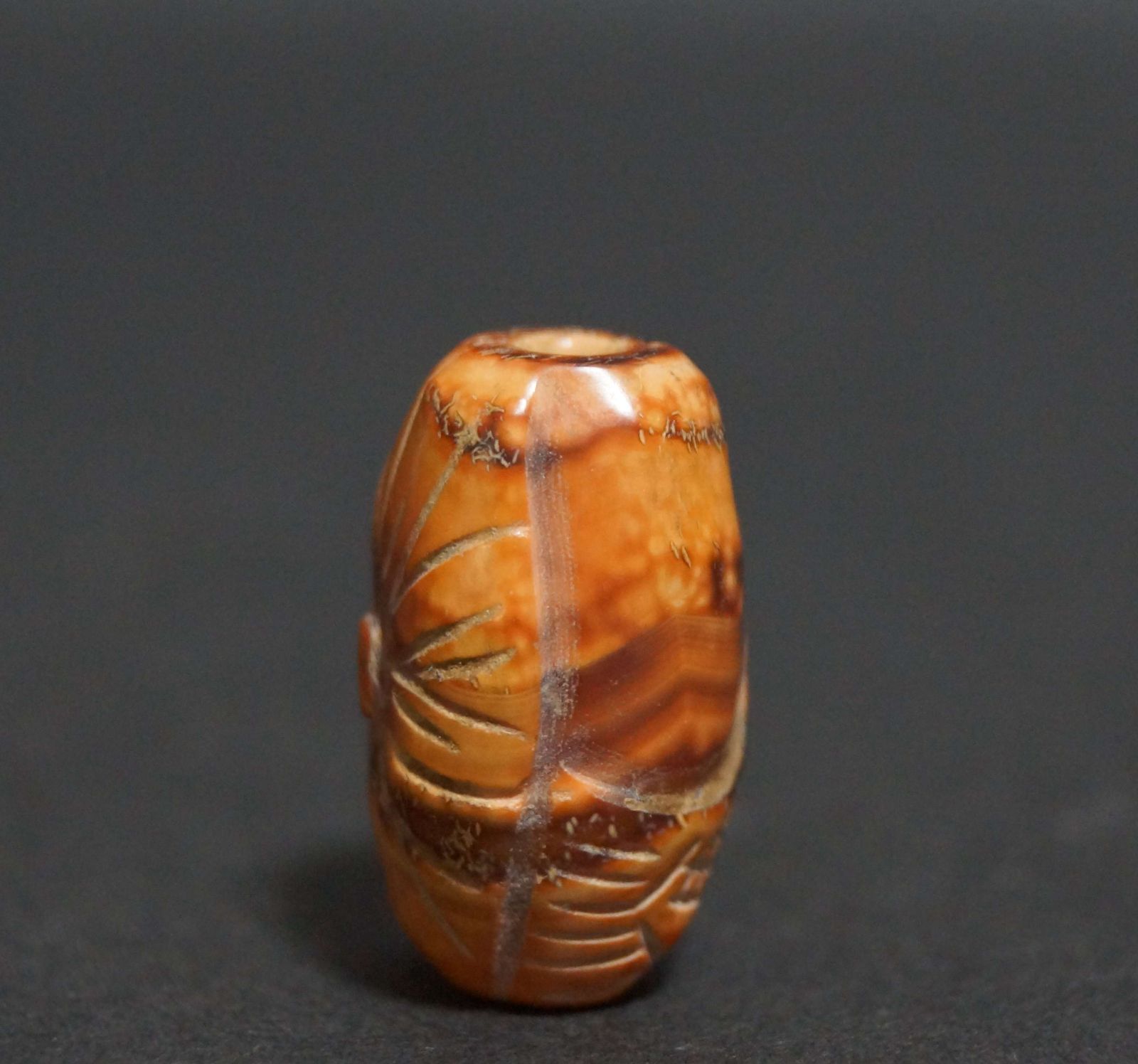 オールドチベット 風化メノウ瑪瑙 細工彫り 魚葉紋 根付 緒締玉