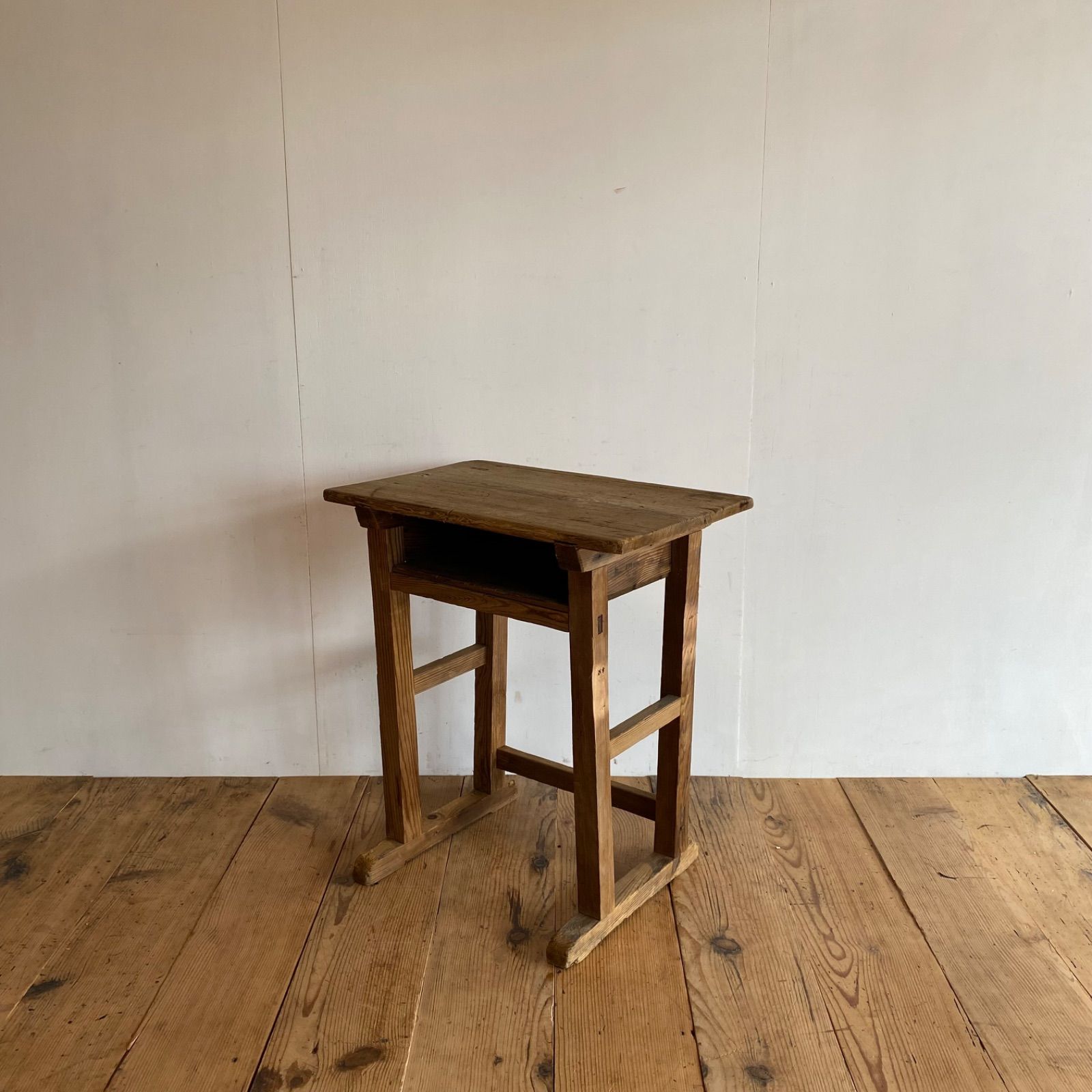 アンティーク 学校机 テーブル 展示台 シャビー 無垢材 レトロ 昭和レトロ y167