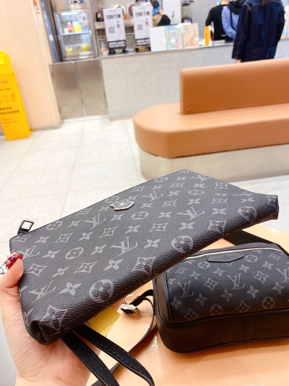 LOUIS VUITTON ルイヴィトン メンズ ショルダーバッグ 帽子 クラッチバッグ 3点セットバッグ WWW_KARIMZIABAT_FR