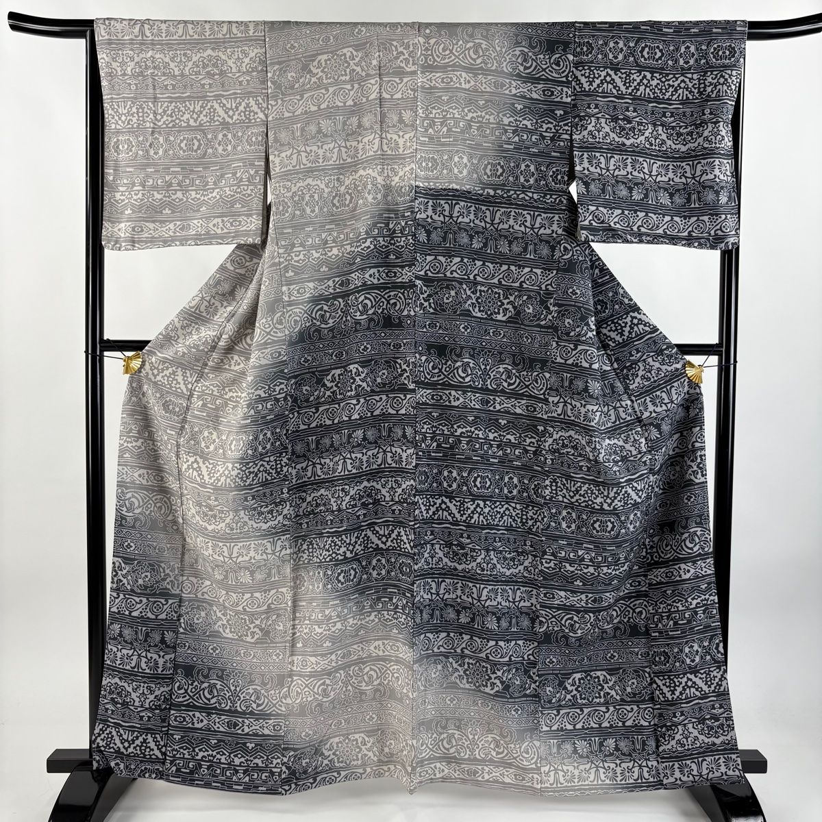 付下げ 身丈164cm 裄丈65.5cm M 袷 紬地 華文 花唐草 ぼかし 染め分け 灰色 正絹 秀品