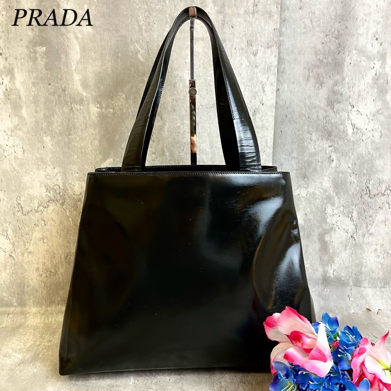 ✨良品✨PRADA プラダ ハンドバッグ トートバッグ ロゴ型押し ロゴプレート 自立型 白タグ エナメルレザー ブラック 黒色 ロゴ柄 総柄