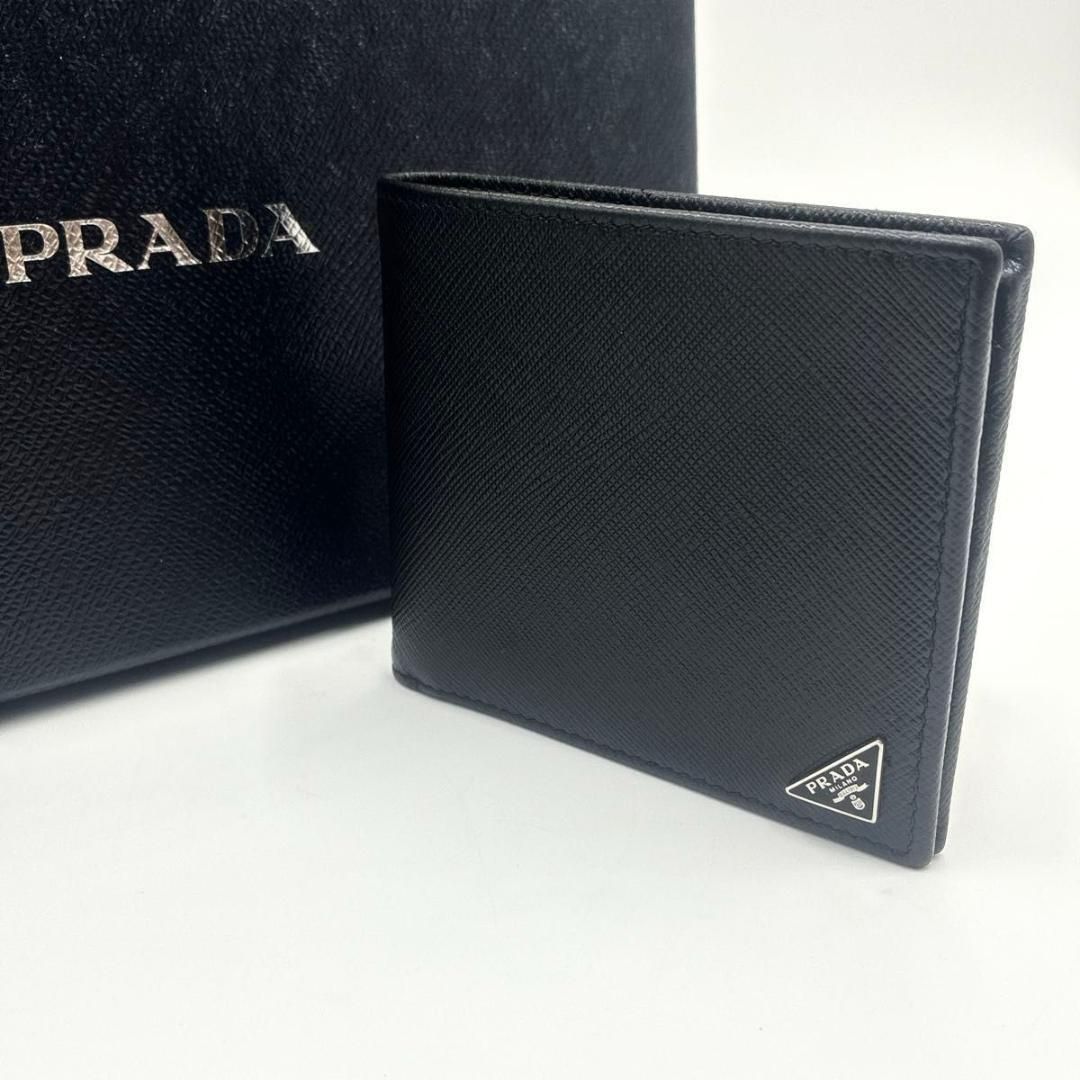プラダ 二つ折り財布 サフィアーノレザー 三角ロゴ 黒 2MO513