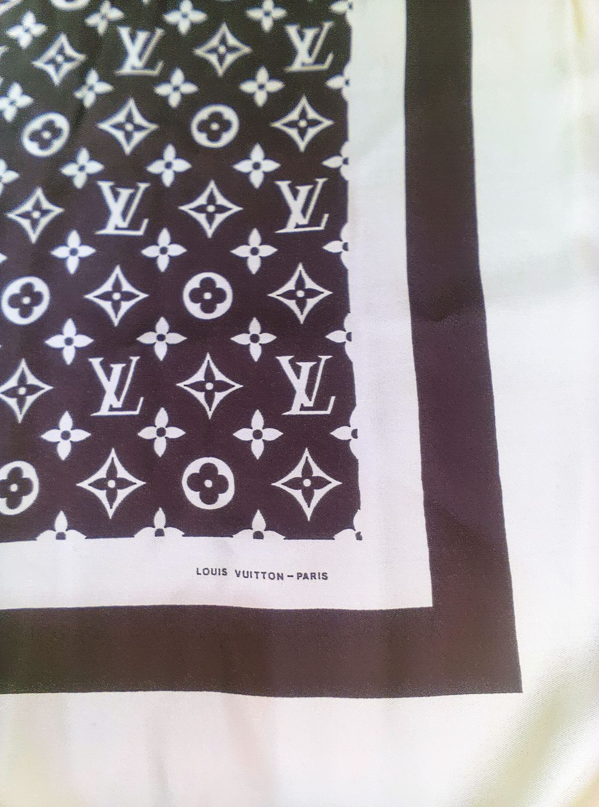 LOUISVUITTON モノグラム シルクスカーフ ルイ·ヴィトン】フェミニンな