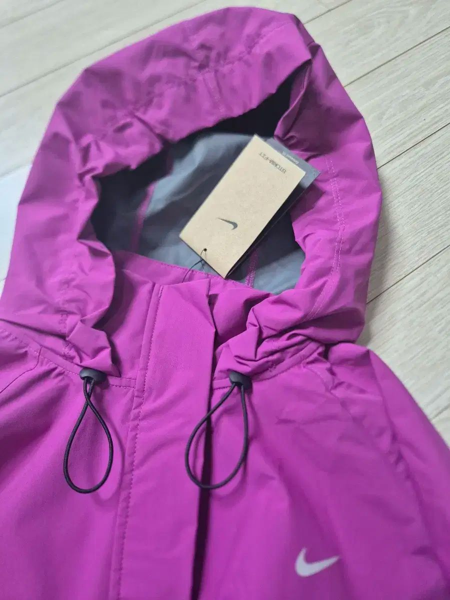NIKE
