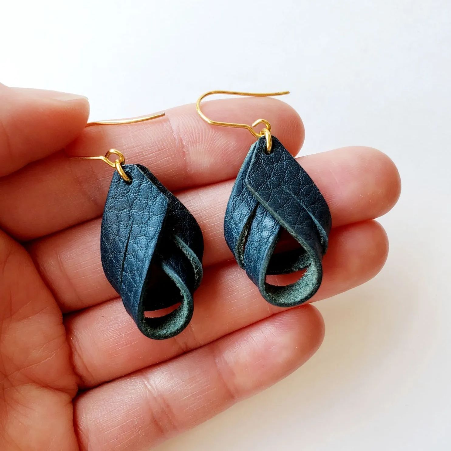 ハンドメイド アリゾナレザーピアス《グリーン》 - メルカリ