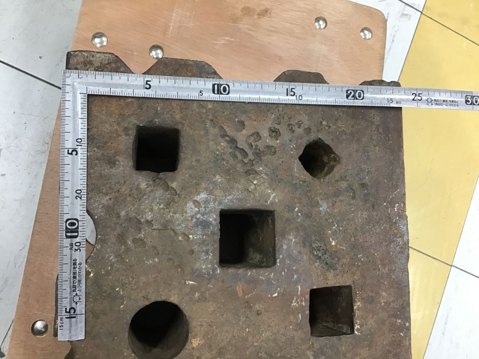 【最低価格】 現状品 △アンビル 蜂の巣 金床 ハンマー作業台 約35Kg 240 240 105ｍｍ△アクトツール富山店△窓福