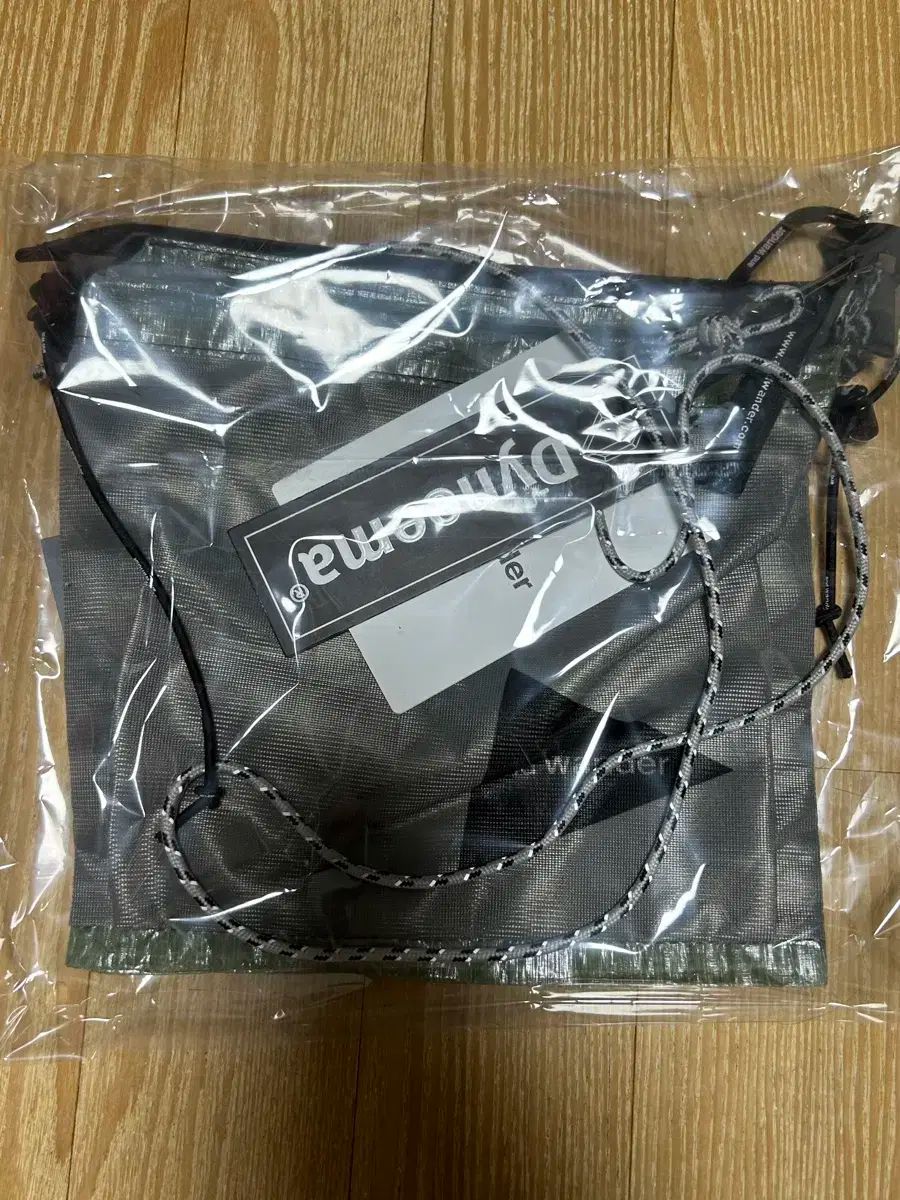 and wander アンドワンダー ダイニーマ サコッシュ グリーン