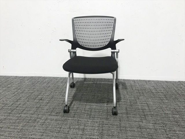 平行スタッキングチェア 肘付 グラータ 4本脚タイプ キャスター付 オカムラ ブラック