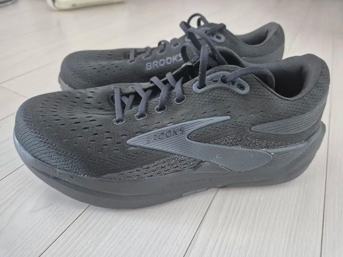 ブルックスゴーストマックス3ブラックエクストラワイド280mm
