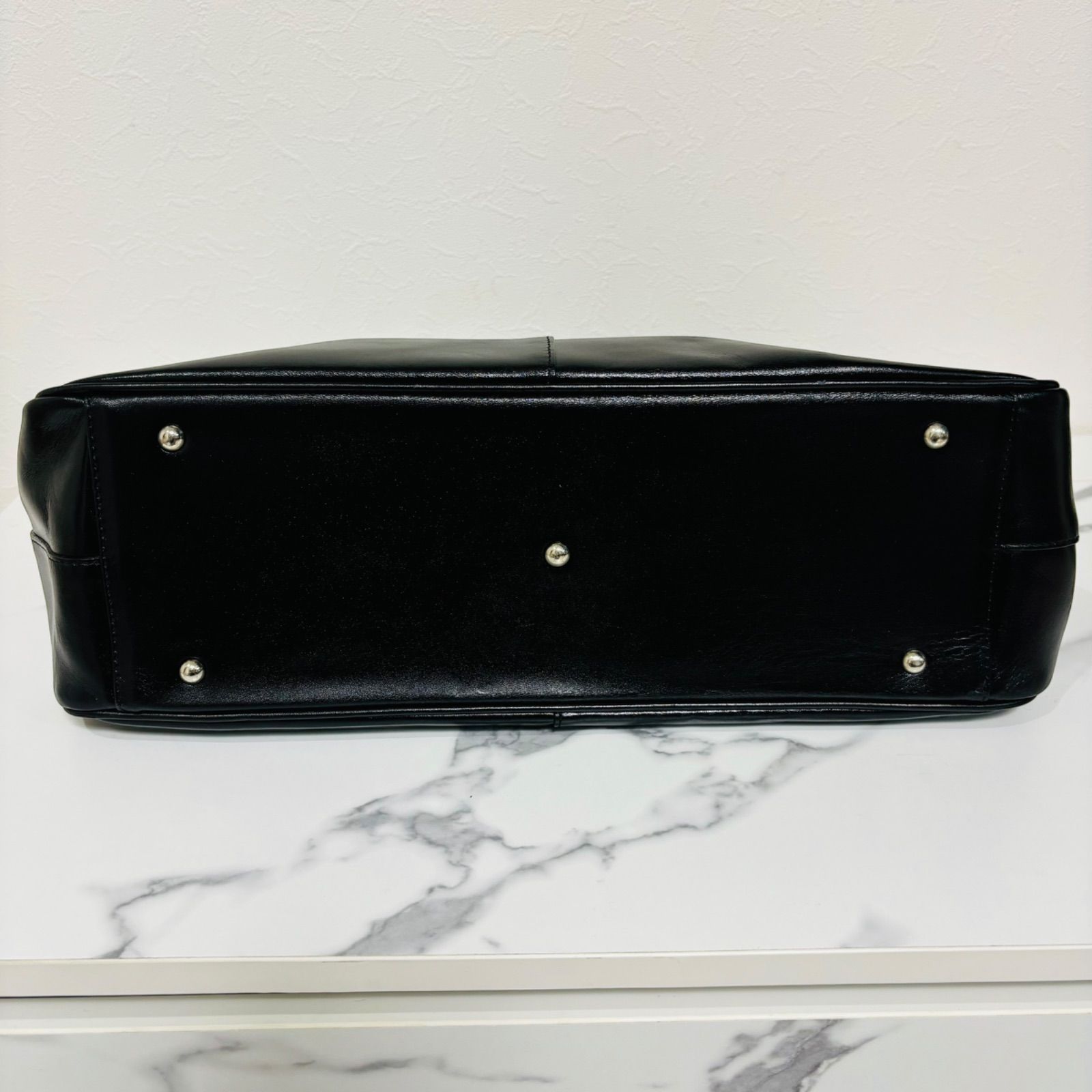 11892 ◇　MONTOWA　レザーバッグ　牛革　ブラック 極美品 MONTOWA モントワ トートバッグ ブラック 黒 レザー A4 大容量 本革 牛革 日本製 レディース 手さげ シンプル 無地 ベーシック  仕事 オフィス bag 鞄