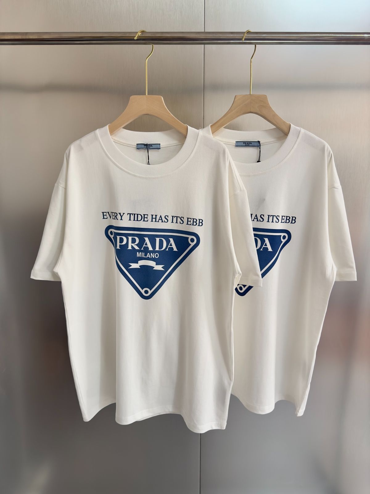 Prada プラダ 三角 ブルー カジュアル クラシック イングリッシュ ラウンドネック 半袖 Tシャツ