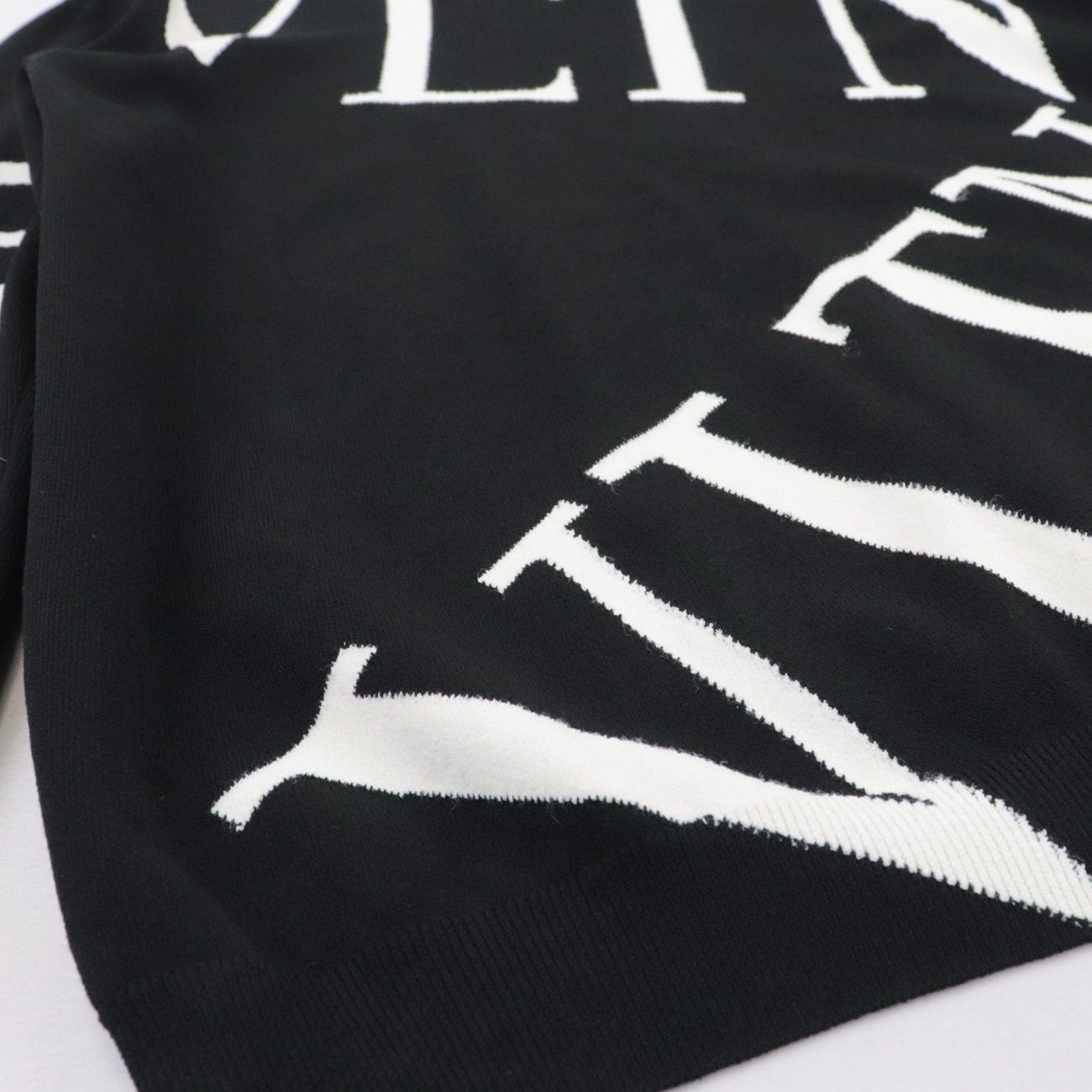 ヴァレンティノ VLTNロゴ ニット セーター メンズ 黒 白 M - オパール