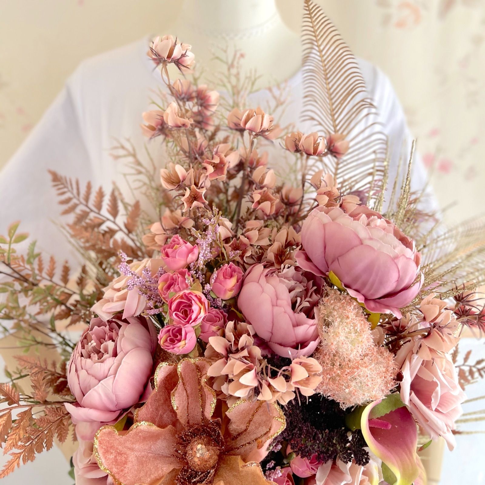 ロココスタイルのピンクの薔薇のフラワーアレンジメント