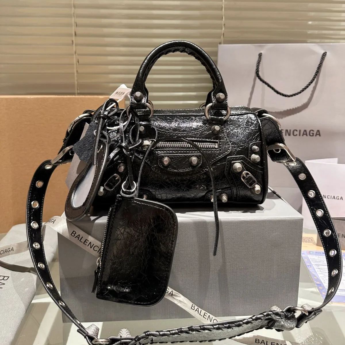 美品新品未使用！✨ Balenciagaバレンシアガ レディース NEO CAGOLE ミニ シティ ダッフルバッグ ハンドバッグ ショルダーバッグ  パンク風 - メルカリ