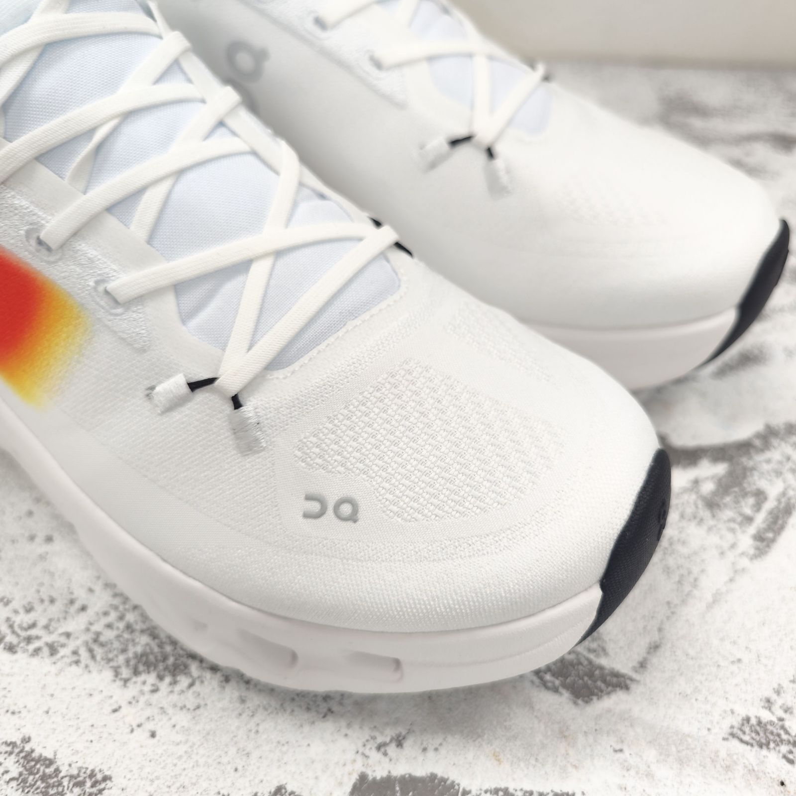 ON Cloudtilt（クラウドティルト）ホワイト スニーカー 男女兼用