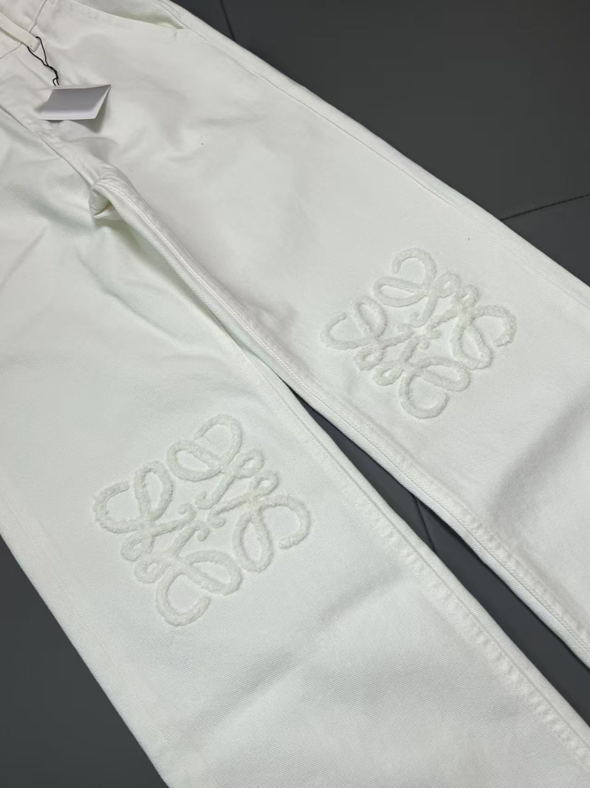 LOEWE 刺繍入りホワイトストレートデニムパンツ