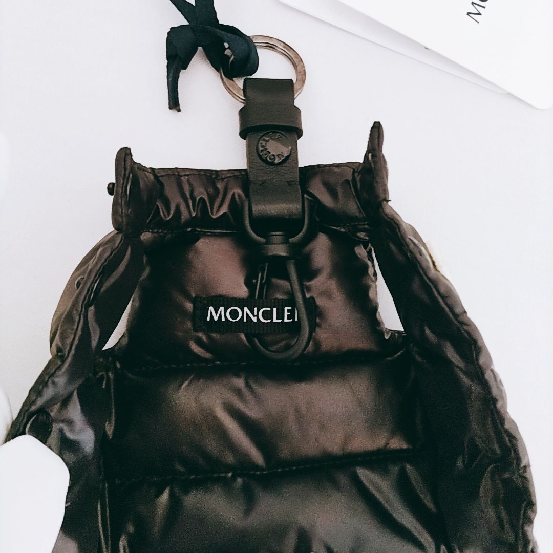 新品未使用】MONCLER ジレ型キーリング モンクレールロゴ ダウン