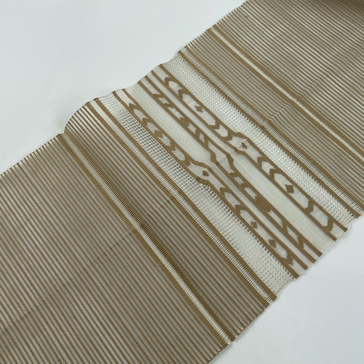 ZY-624 名古屋帯 八寸 薄手 幾何学文 金糸 松葉仕立て 高級 美品 ZY-624 名古屋帯 八寸 薄手 幾何学文 金糸 松葉仕立て 高級 美品
