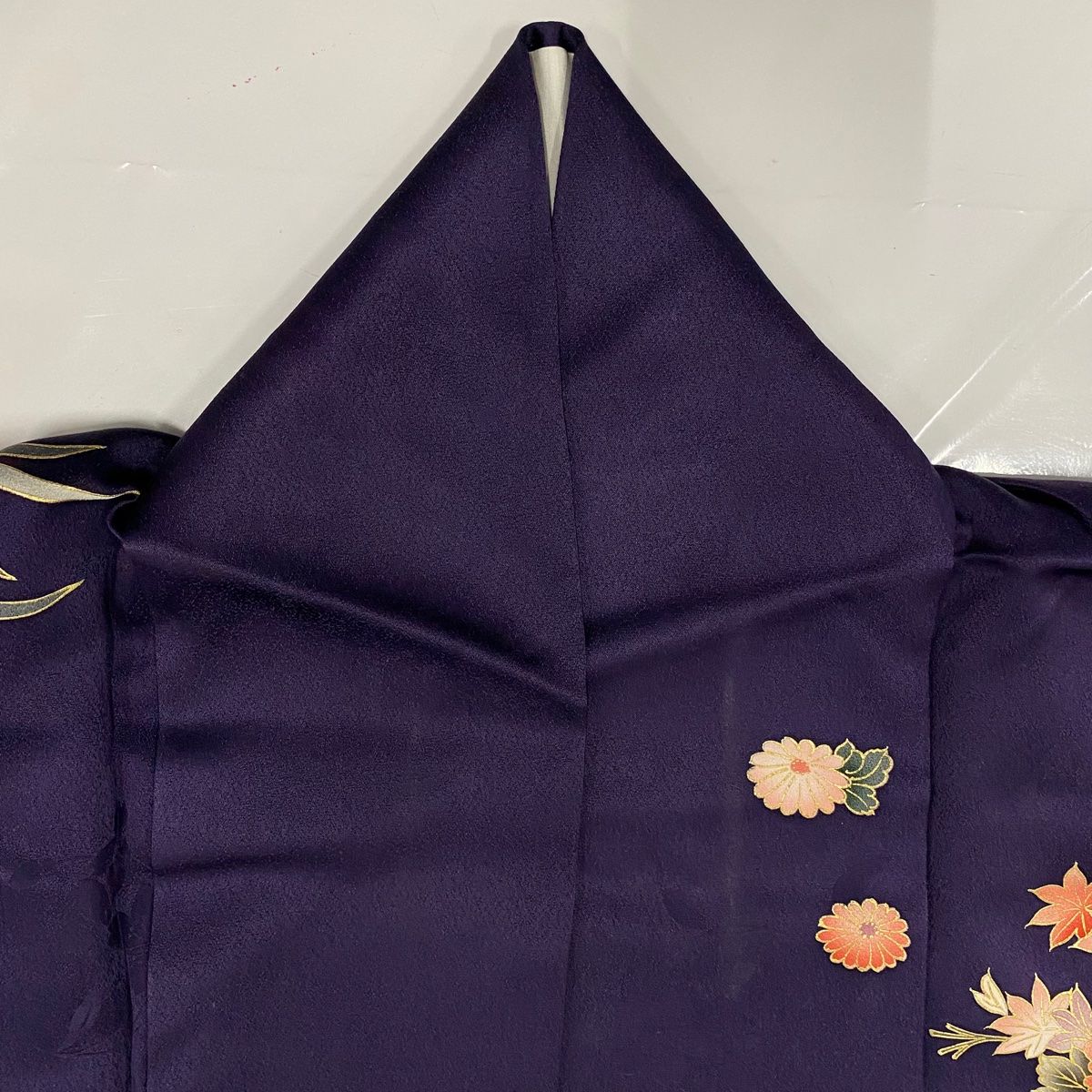 振袖 名品 身丈159.5cm 裄丈62.5cm 正絹 【中古】 振袖 身丈159.5cm 裄丈62.5cm S 袷 菊 熨斗 金糸 絞り 朱色 正絹 秀品