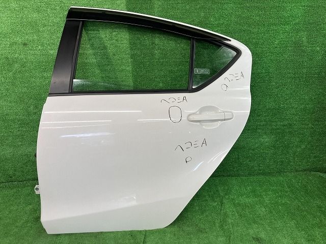 アクア DAA-NHP10 リアバンパーASSY 040 FB20 52159-52790-A0 アクア