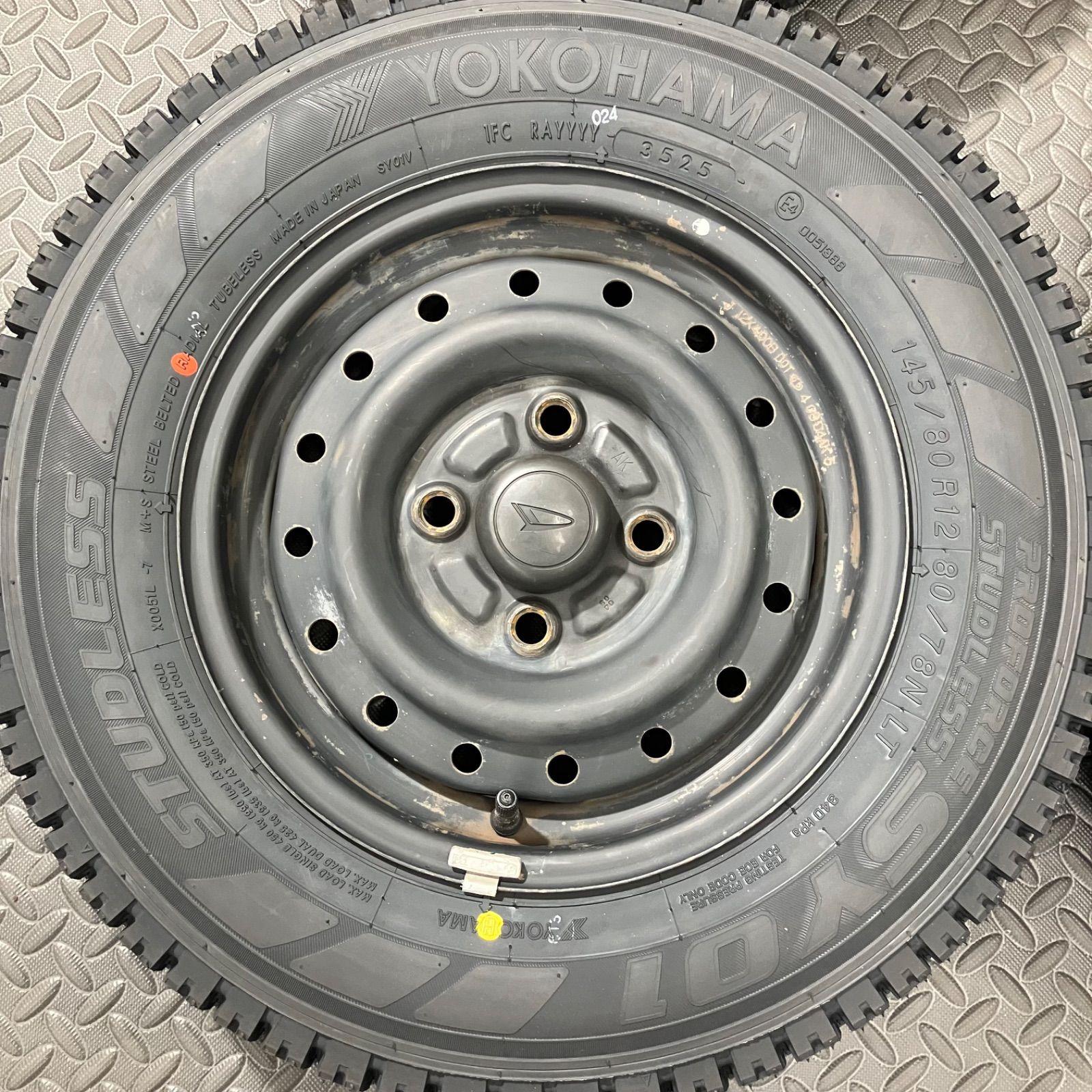 生産終了 25年製 タイヤ 145 80R12 80 78N LT ヨコハマ SY01 ダイハツ ハイゼット スタッドレスタイヤ 冬タイヤ 1077E 【特売セール】