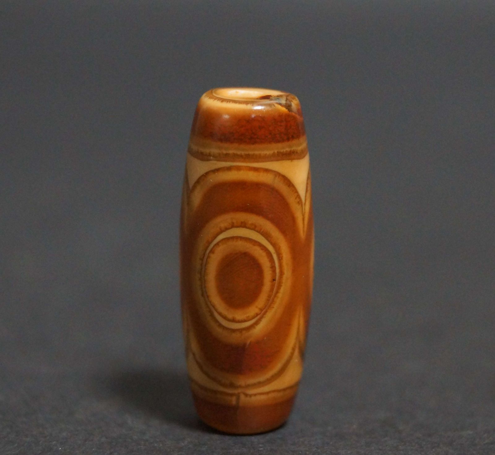 オールドチベットメノウ瑪瑙 『虎牙三眼天珠』根付緒締玉提げ物 Dziビーズお守り オールドチベット メノウ 瑪瑙 『虎牙三眼天珠』根付 緒締玉