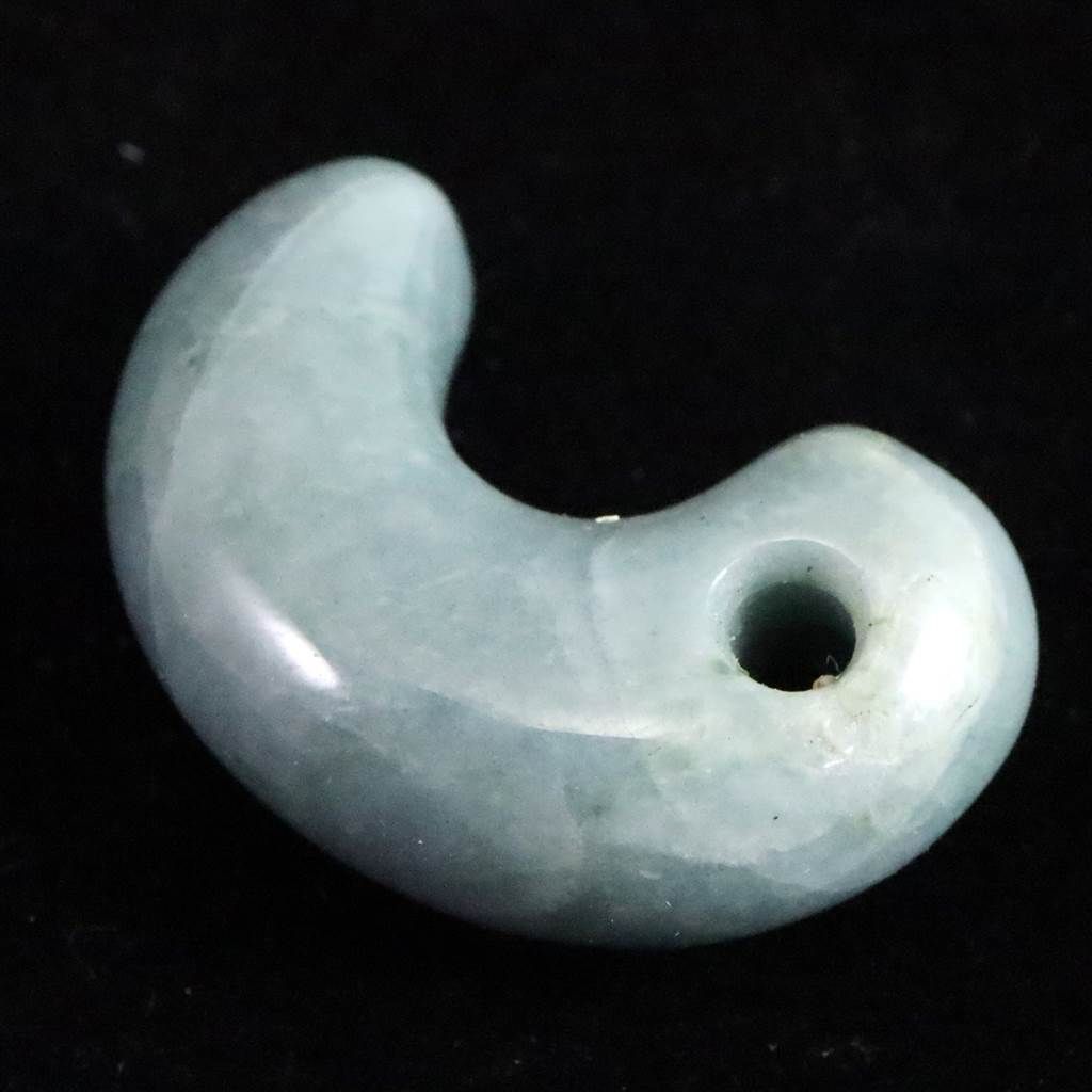 糸魚川翡翠‼️小滝産地‼️勾玉‼️極上品‼️本物の威厳‼️大変に美しい絶品‼️別格品‼️ 糸魚川翡翠 ヒスイ 小滝コン沢産 24mm勾玉 ブルー 証明書付 5.6