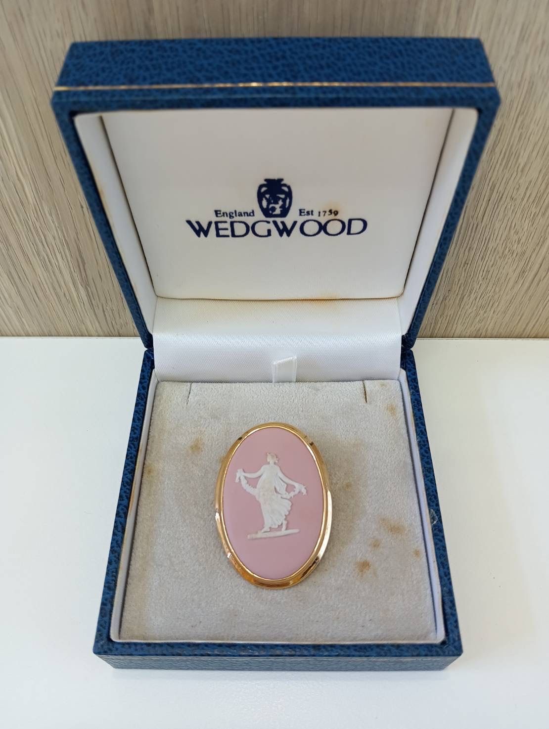 中古品】 WEDGWOODウェッジウッド カメオ ブローチ ピンク×白