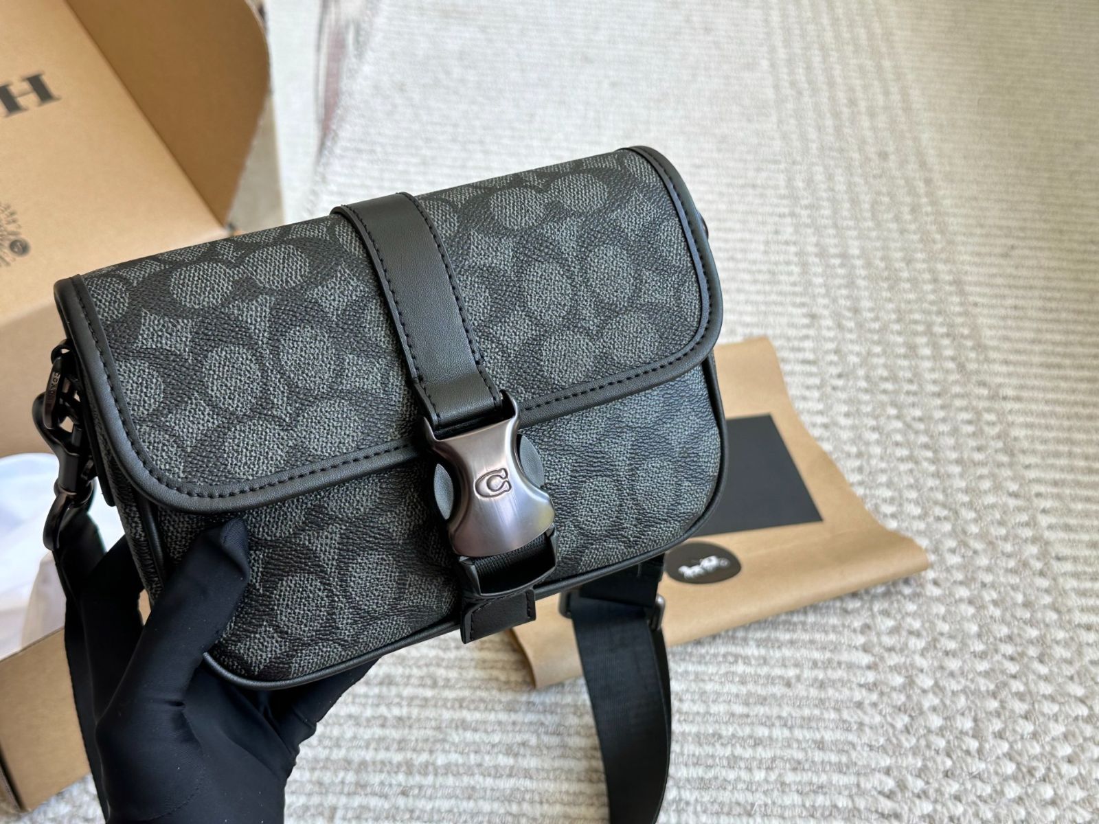 今日 Coach Men s Mini Messenger Bag | クーチ メンズ ミニ メッセンジャー バッグ | カッコイイ × 在庫