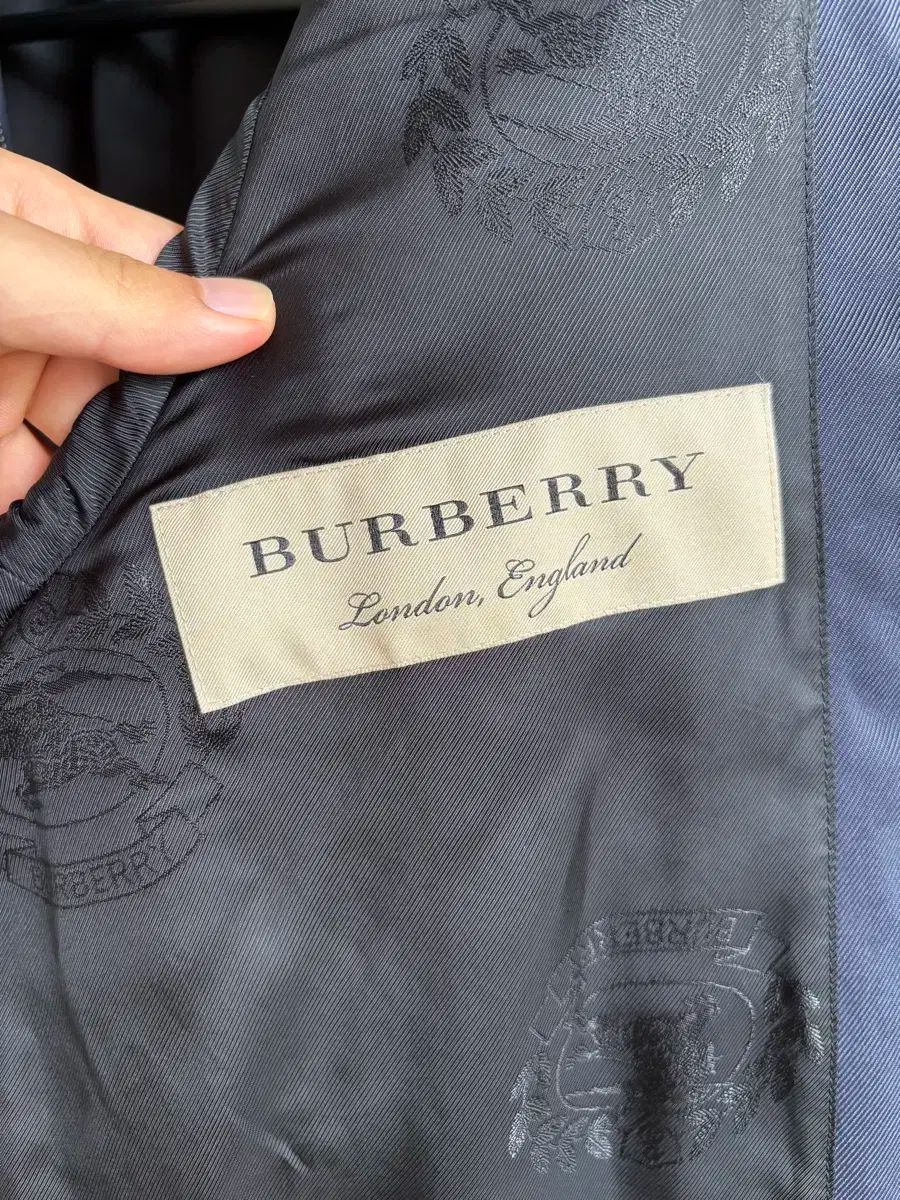 バーバリー　Burberry 赤ベージュ刺繍ロゴスタジャン 2025年最新】burberry スタジャンの人気アイテム - メルカリ