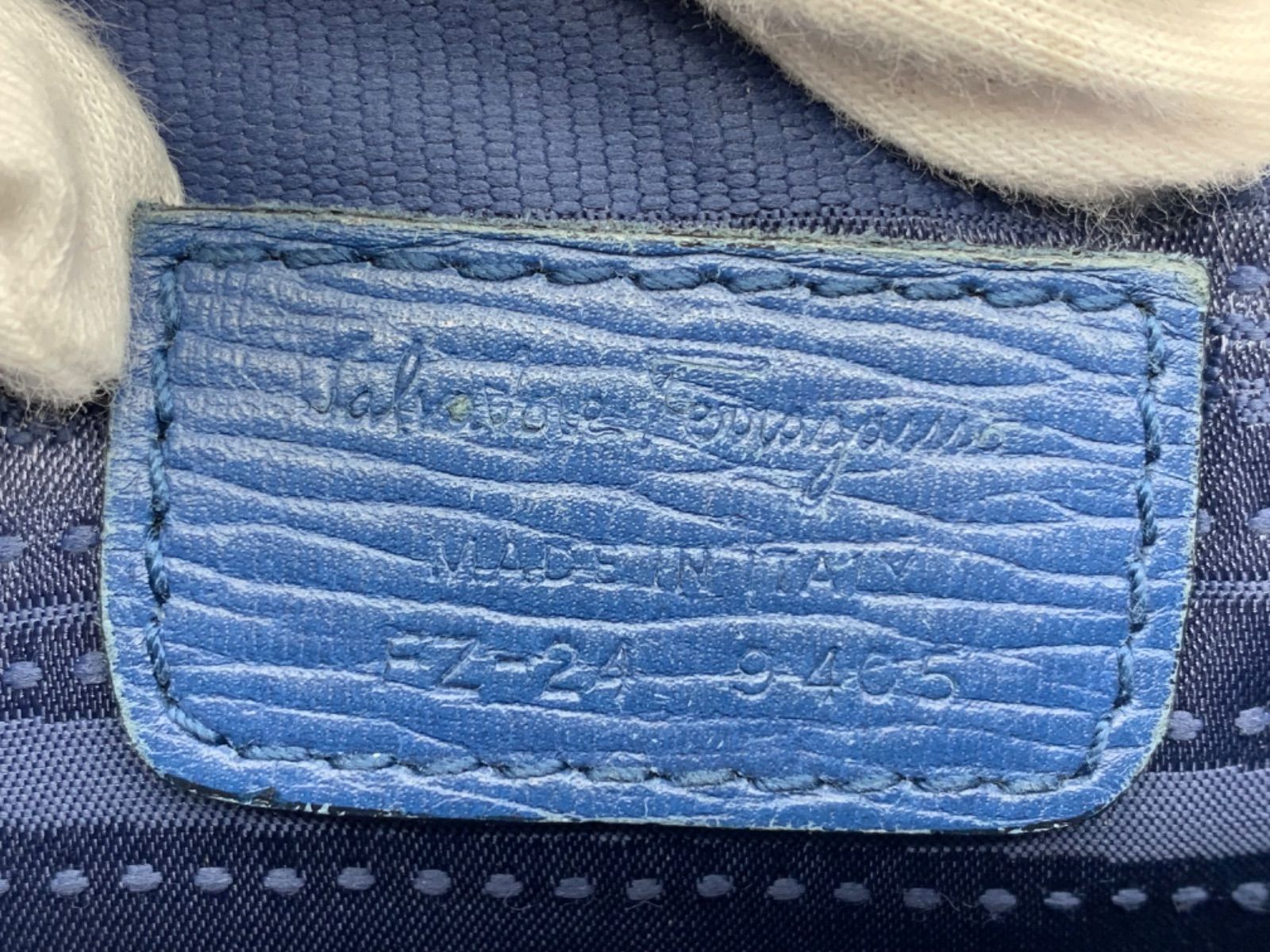 美品✨️札付きUngrid リアルファークラッチバッグ 定価￥15120 アン