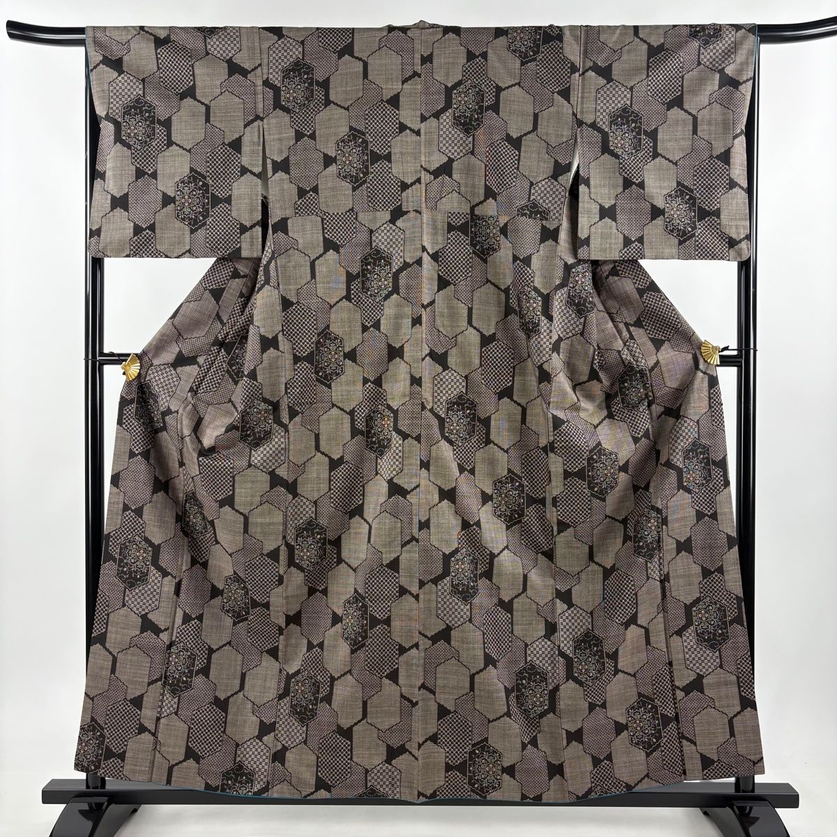 バイセル 着物 美品 名品 大島紬 焦茶色 草花 亀甲 正絹 袷（10月～5月）身丈158.5cm 裄丈63cm☆☆☆☆ 紬 身丈156cm 裄丈63cm S 袷 亀甲 草花 焦茶色 正絹 美品 秀品 中古 付