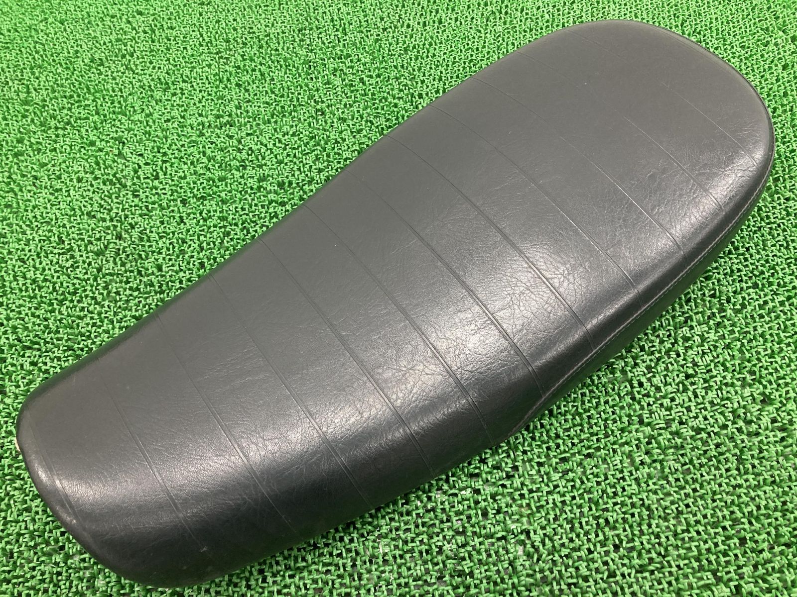 デイトナ製CB400SS シート 社外 中古 バイク 部品 NC41 コージーシート タックロール 修復素材や張り替えベースに 品薄 希少品