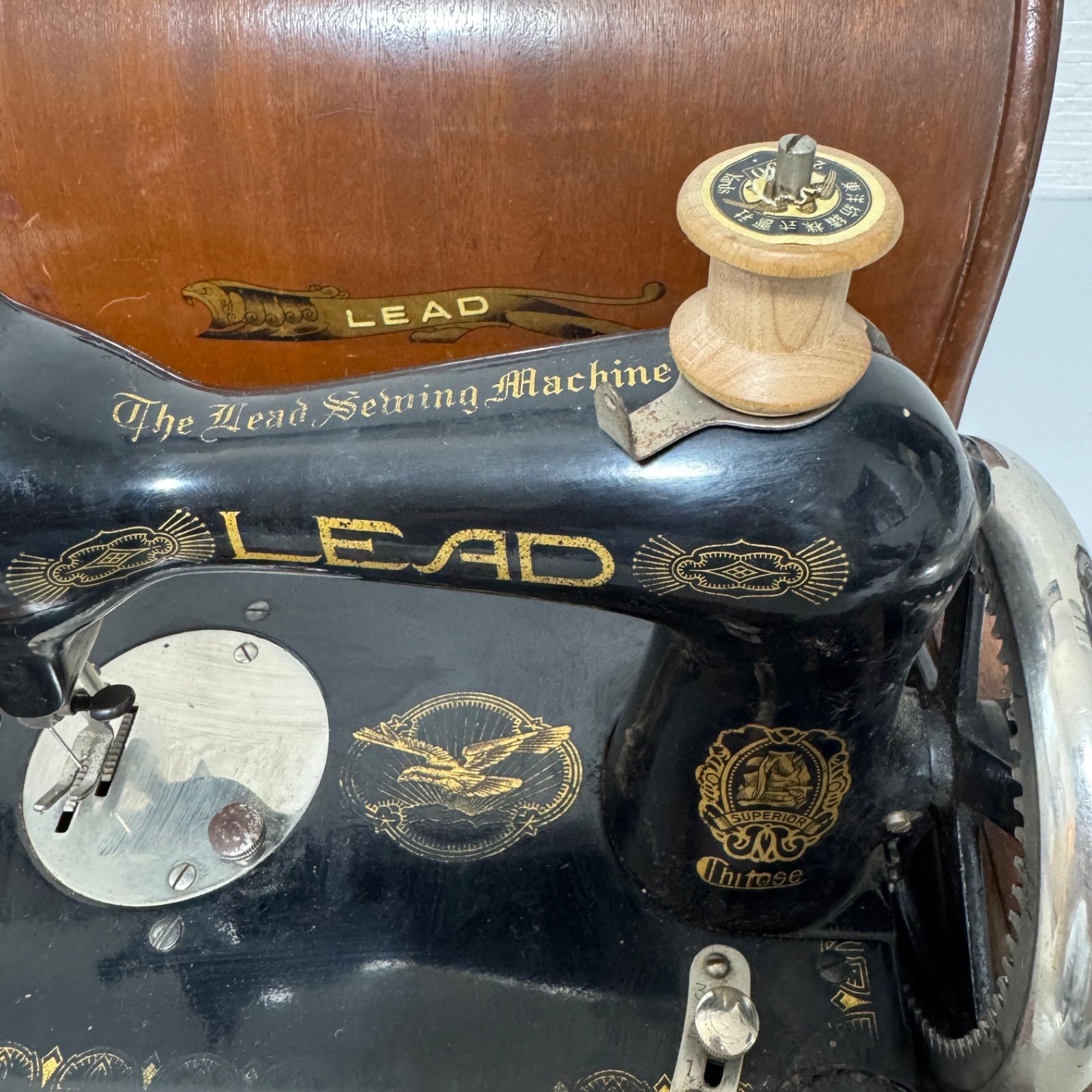 卓上 ミシン LEAD アンティーク 手回し式 木製カバー付 美品 Japan Vintage 卓上 ミシン LEAD アンティーク 手回し式 木製