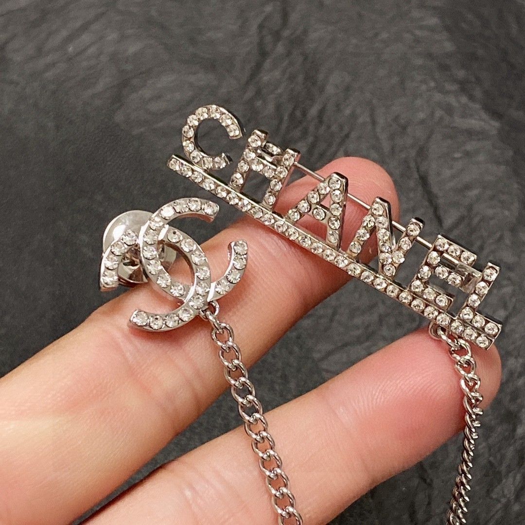 【大人クールなレザー】CHANEL★ブローチ★数量限定★希少品 今日特価】CHANEL 最新モデル ブローチ レディース ファッション