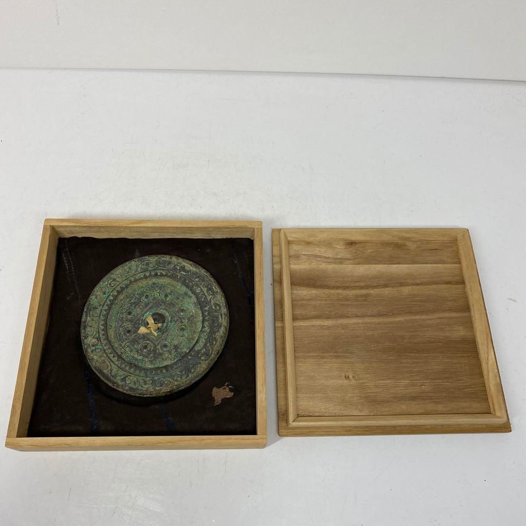 中国漢時代　本歌古銅　方格規短鏡　時代木箱付　重さ349g 東H5-0418☆ 中国漢時代 本歌古銅 方格規短鏡 時代木箱付 重さ349g 東H5-0418