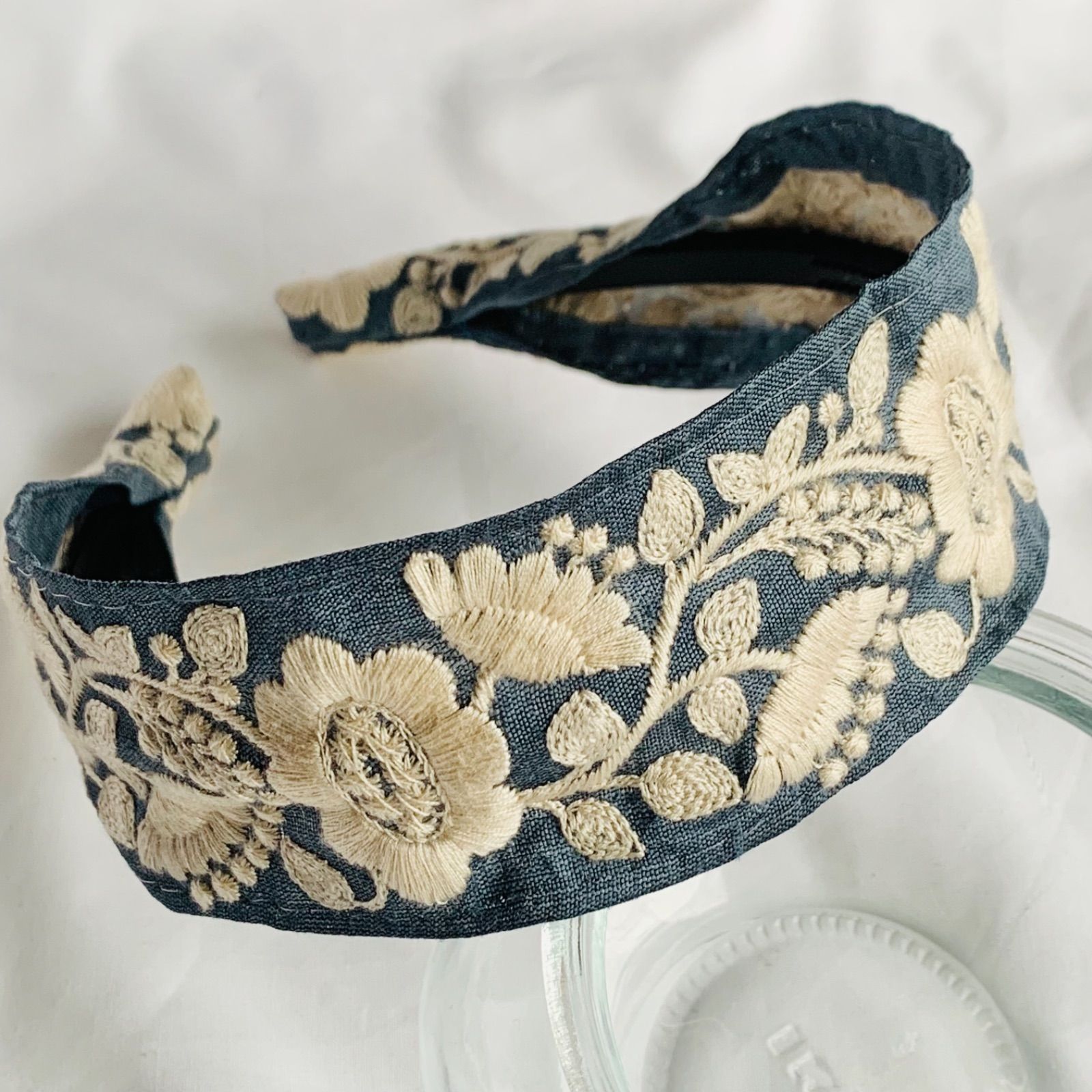 インド刺繍リボンのカチューシャ 楕円花 デニム生地風 - ハンドメイド