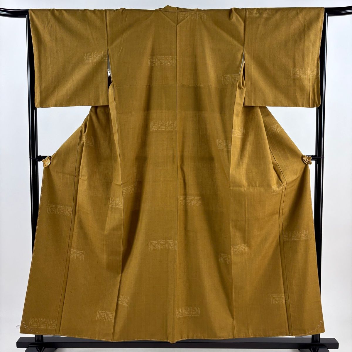 紬 身丈156cm 裄丈65cm M 袷 証紙 幾何学模様 黄土色 正絹 秀品