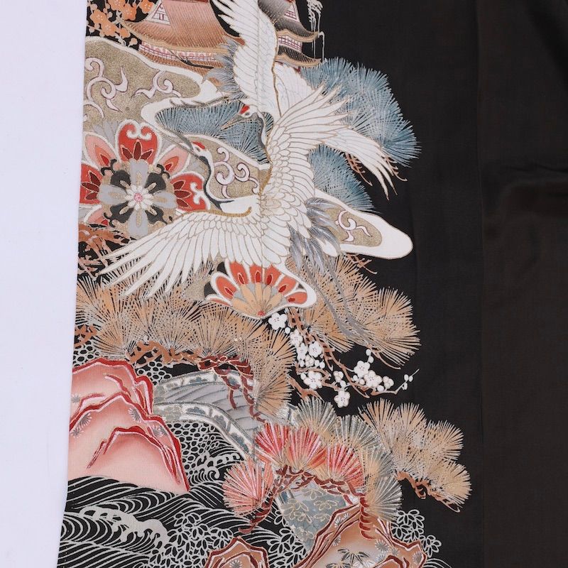 送料無料当店人気商品 【黒留袖】五つ紋 松の上を飛んでいる鶴