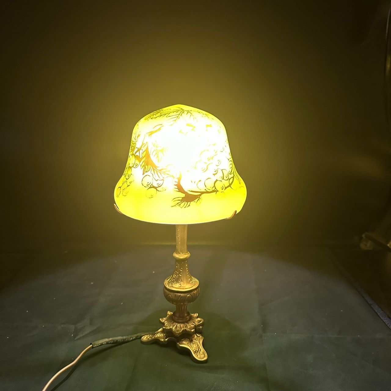 エミールガレ 真鍮台座　ランプ　1灯照明　 カメオ彫り　被せガラス 高さ32cm エミールガレ 真鍮台座 ランプ 1灯照明 カメオ彫り 被せガラス 高さ