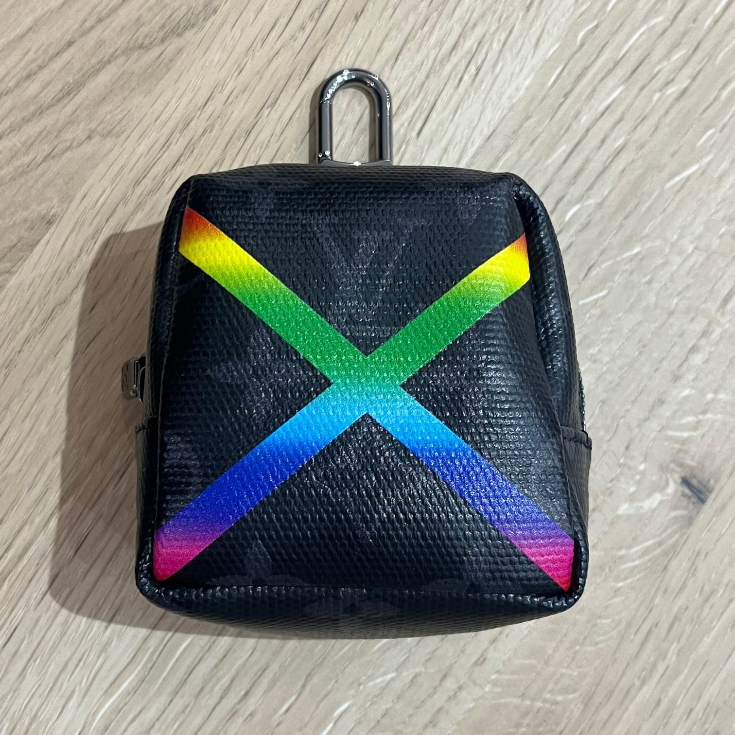 LOUIS VUITTON シャイニー モノグラム エクリプス レインボー ビジューサック スクエアポーチ ブラック系 MP2467 70850A3  - メルカリ