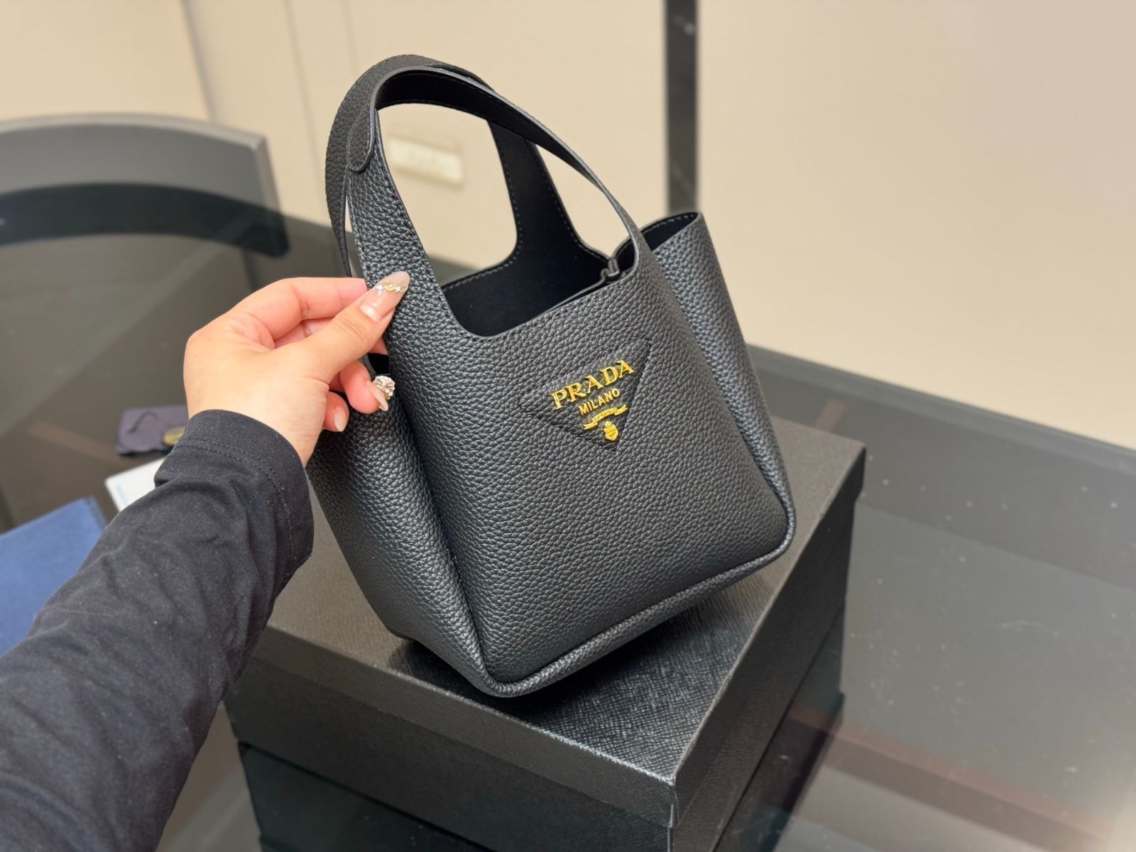 今日特価】Prada レザー トートバッグ！国内送料無料！限定在庫