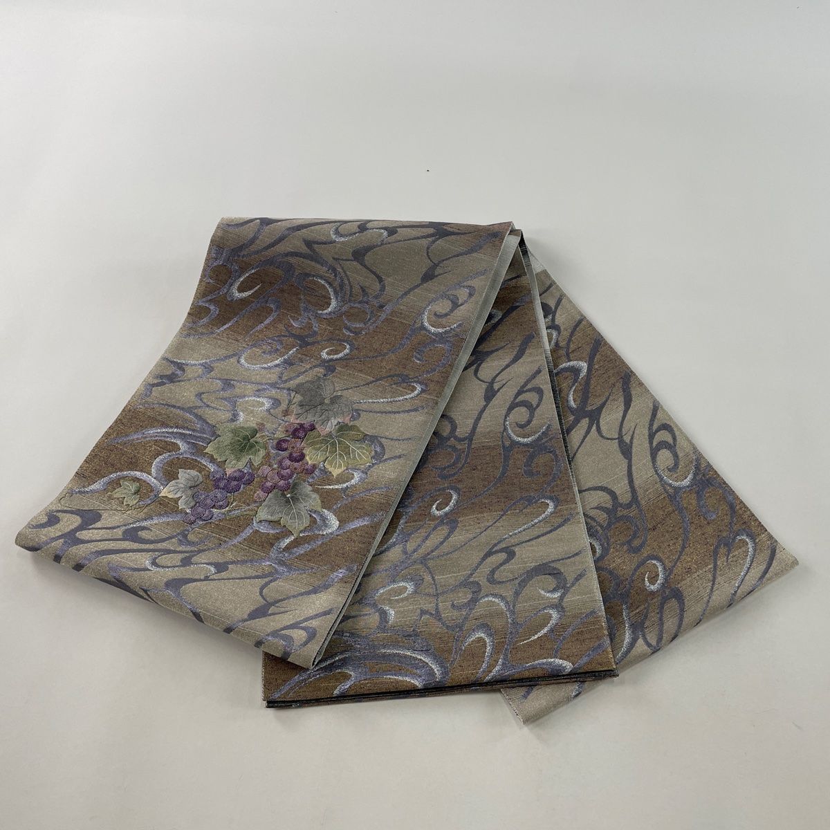 袋帯 美品 名品 蒋雪英 落款 葡萄 流水 刺繍 箔 灰茶 お太鼓柄 正絹 