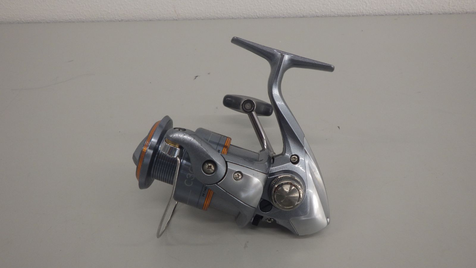 C3000k R6 【現地引き取りのみ リユース品】リール SHIMANO ELF C3000(R6-675)汚れ、キズあり - メルカリ