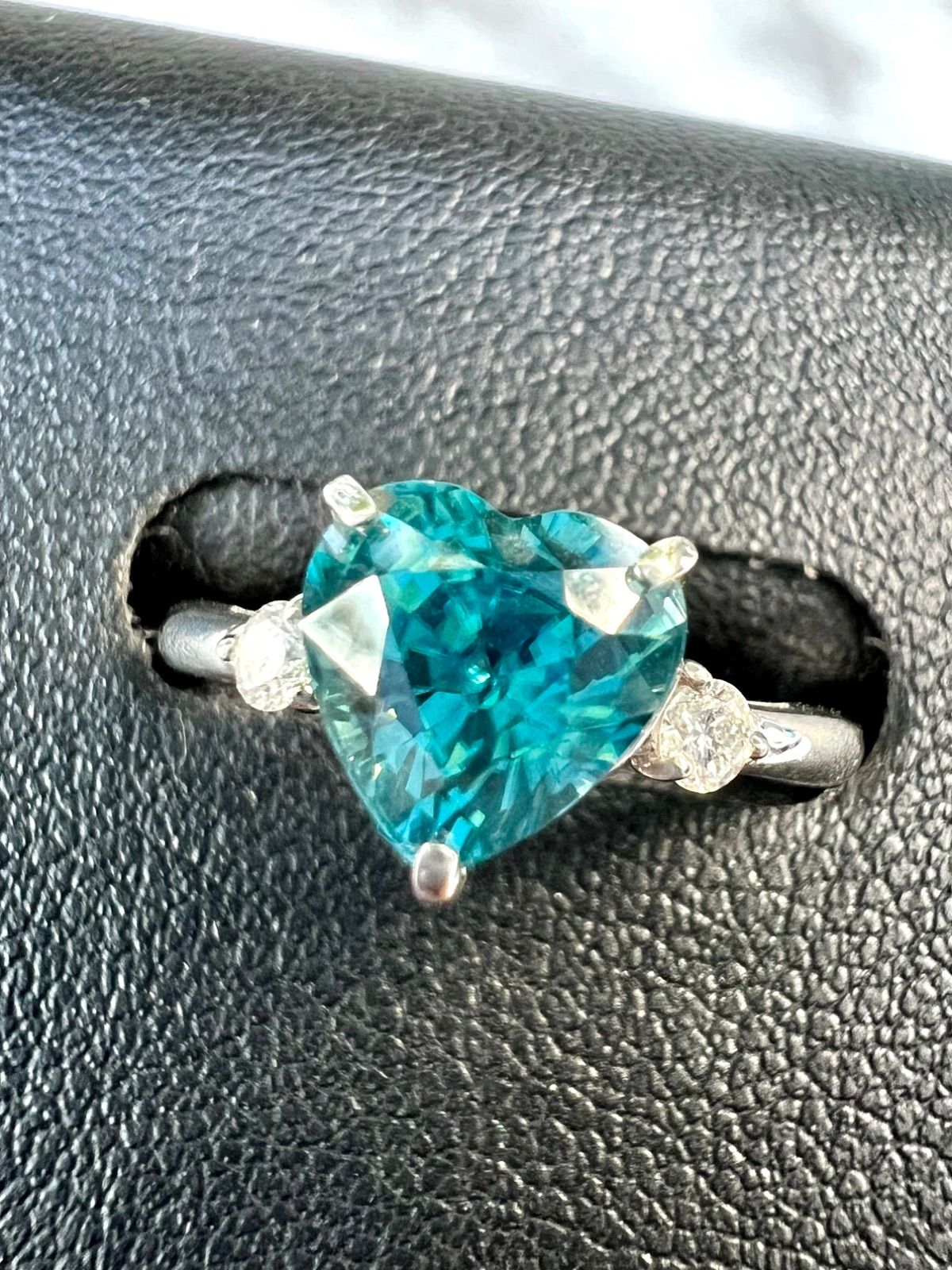 Pt900 超輝！天然ブルージルコンハートシェイプダイヤモンドリング