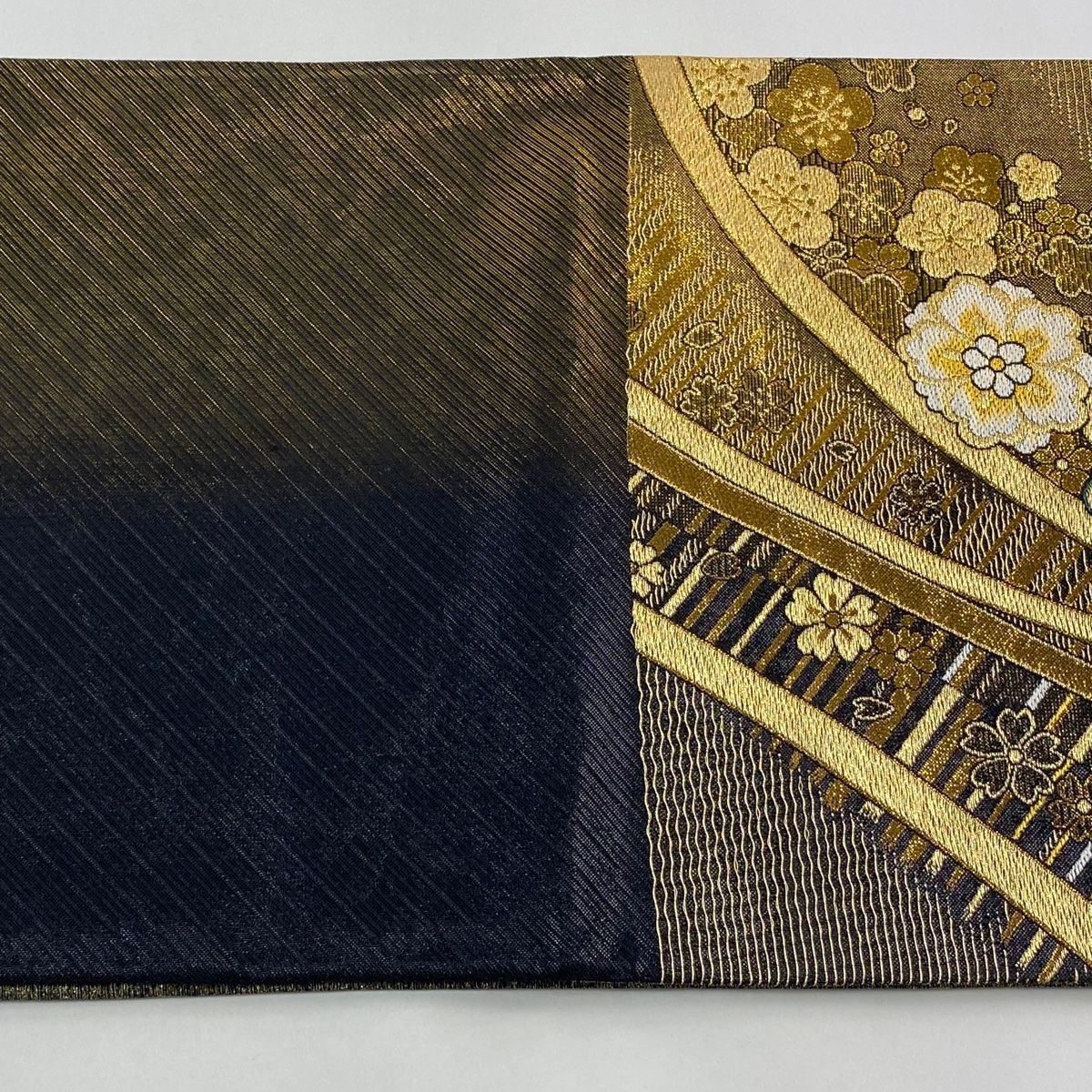 A15 美品　袋帯振袖用仕立て上がり　正絹◇緑×黒地　金　花柄　箔　リバシール A15 美品 袋帯振袖用仕立て上がり 正絹◇緑×黒地 金 花柄 箔